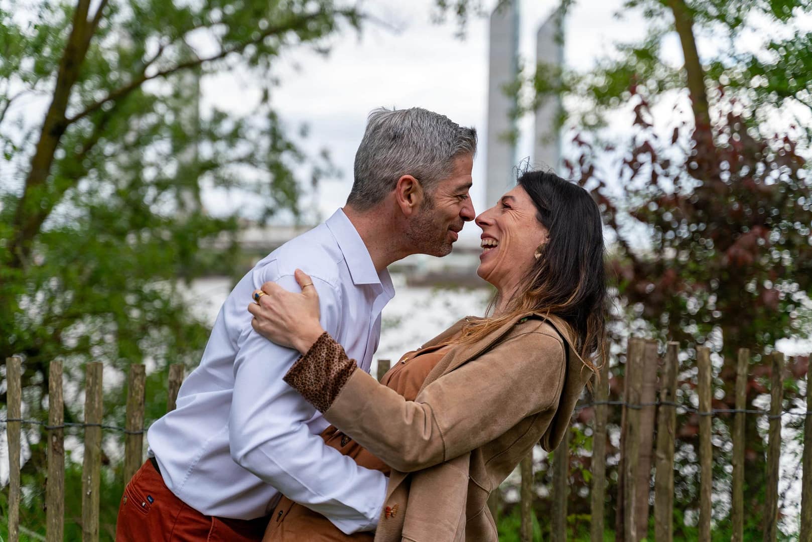 Gérer la Timidité Devant l&rsquo;Appareil Photo : Conseils pour les Futurs Mariés