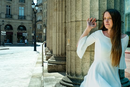 Claire dans les rues de Bordeaux place Tourny