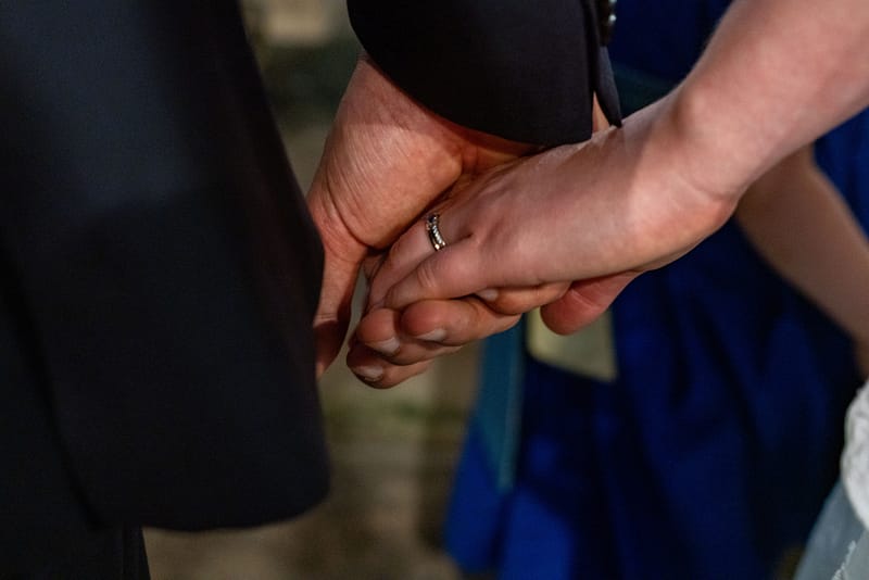 Mariage de Blandine & Rémy à coté de Nontron dans la Dordogne le 15 juillet 2023 Main dans la main
